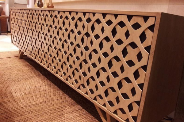 Panel dekoratif interior kayu MDF pola geometris proyek Depok