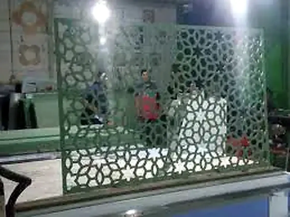 Mesin fiber laser cutting memotong pelat besi dengan presisi tinggi di fasilitas industri