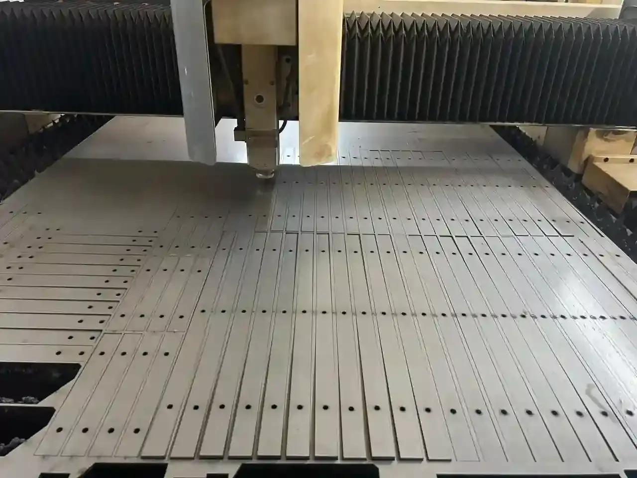 Teknisi mengukur dimensi part hasil laser cutting dengan jangka sorong